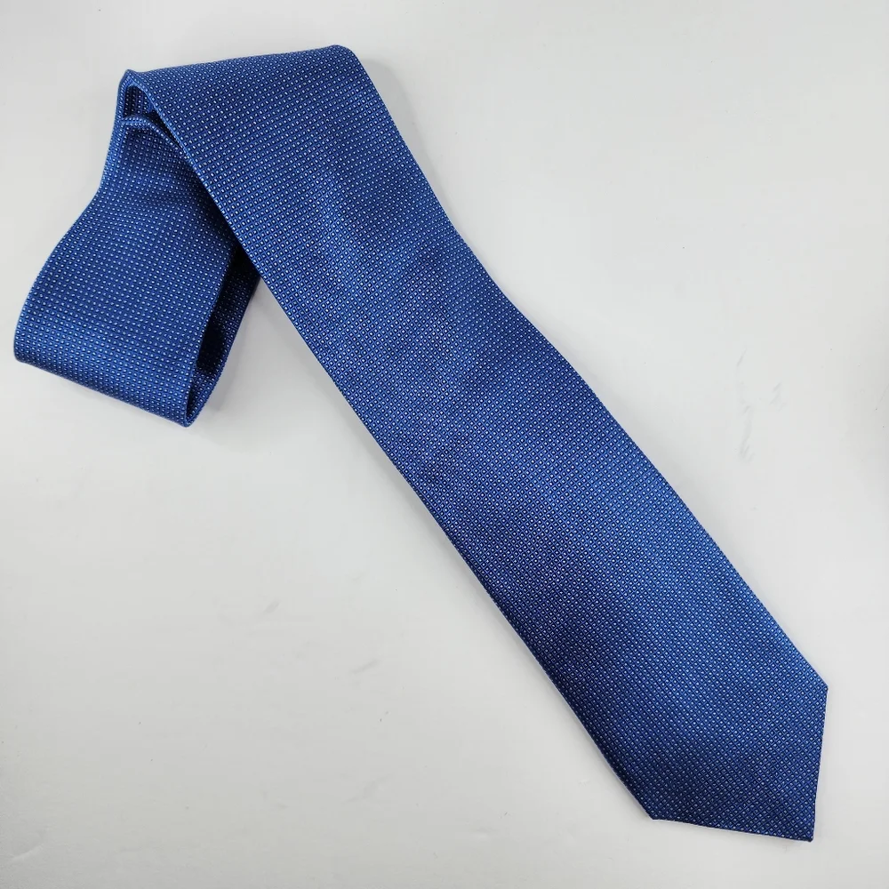 SAKS FIFTH AVENUE Blue Silk Tie.